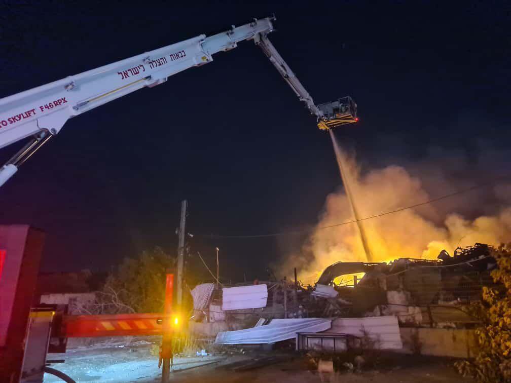 فرق الإطفاء تسيطر على حريق الخردة والمخازن في عرّابة