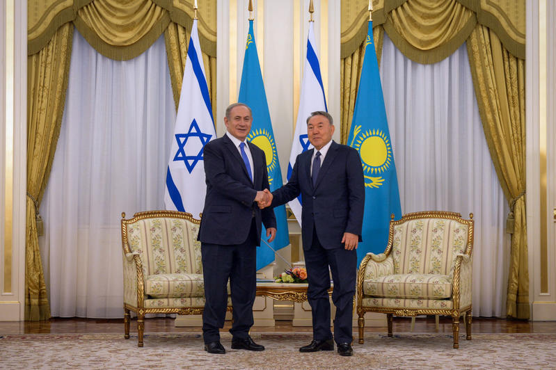 نتنياهو مع رئيس كازاخستان السابق نور سلطان نزارباييف في القصر الرئاسي - ديسمبر 2016 (Haim Zach / GPO) نتنياهو مع رئيس كازاخستان السابق نور سلطان نزارباييف في القصر الرئاسي - ديسمبر 2016