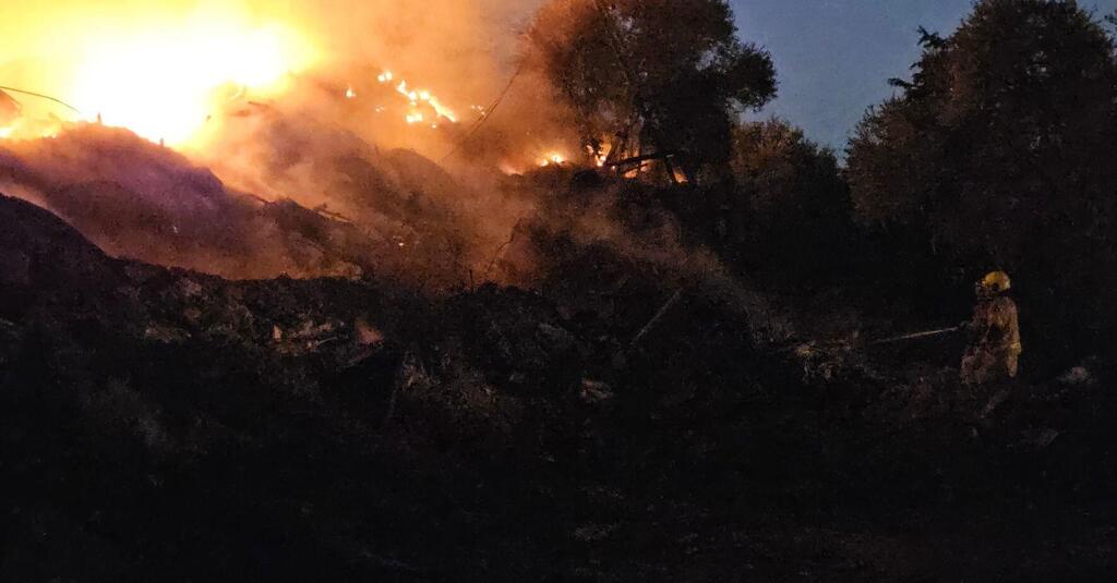 فرق الإطفاء تسيطر على حريق الخردة والمخازن في عرّابة