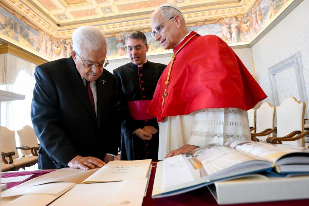 الرئيس عباس يجتمع مع البابا ليو الرابع عشر في الفاتيكان