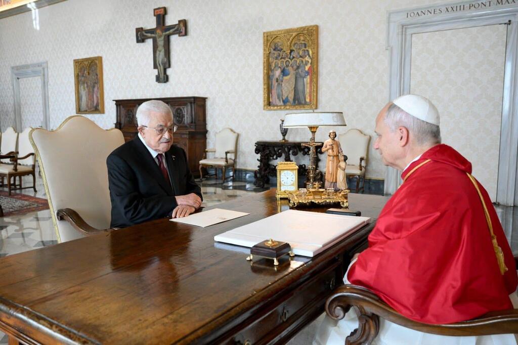 الرئيس عباس يجتمع مع البابا ليو الرابع عشر في الفاتيكان