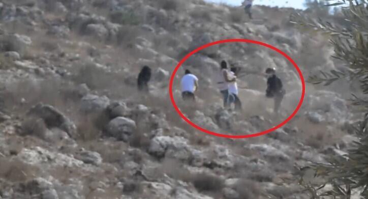 مستوطنون يهاجمون فلسطينيين وصحفيين خلال قطف الزيتون في الضفة (وفق البند 27 أ من قانون الحقوق الأدبية (2007)) مستوطنون يهاجمون فلسطينيين وصحفيين خلال قطف الزيتون في الضفة