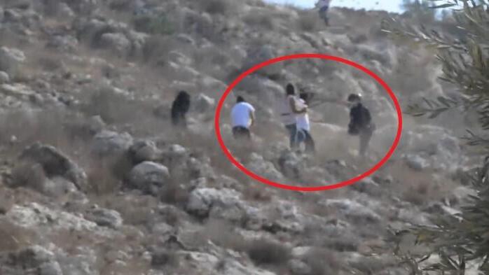 مستوطنون يهاجمون فلسطينيين وصحفيين خلال قطف الزيتون في الضفة