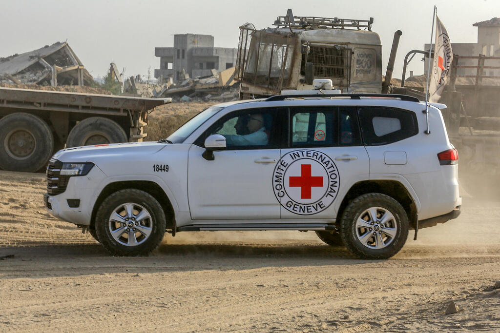 مركبات الصليب الأحمر في غزة