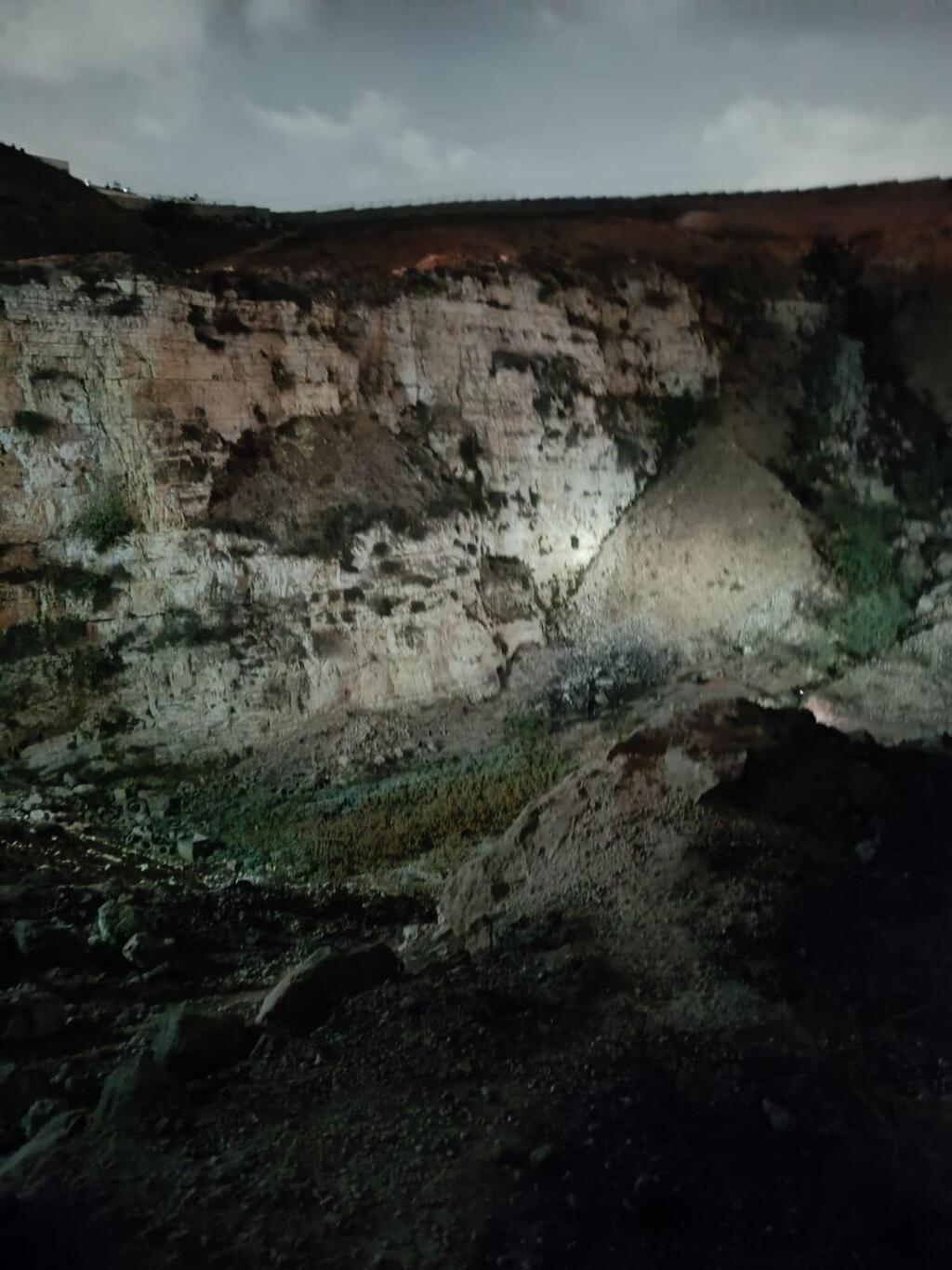 القدس: إنقاذ رجل قفز إلى وادٍ