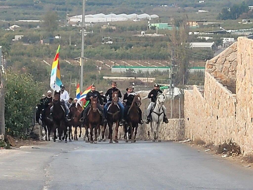 مسيرة خيالة وسيارات في الجولان رفضًا لمشروع المراوح