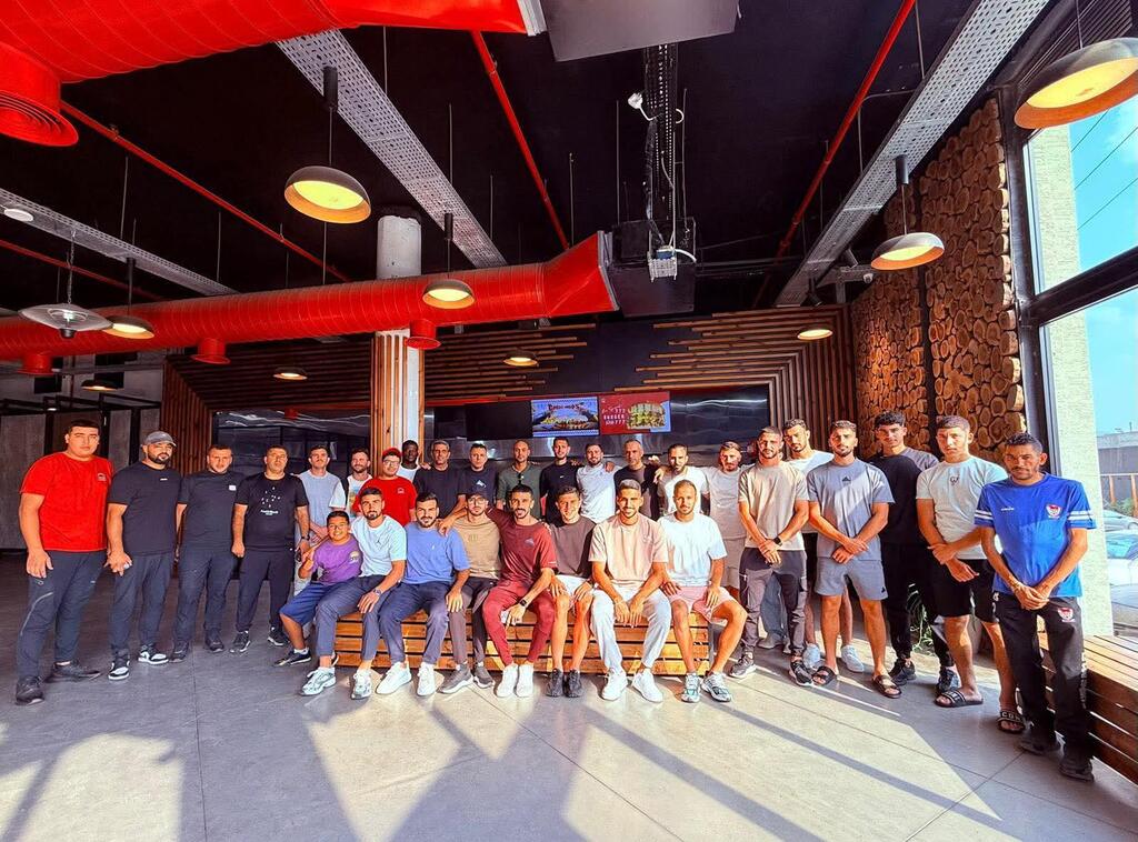 اتحاد سخنين يزور مطعم "أميغوس" بعد الاعتداء عليه (تُستخدم هذه الصورة بموجب البند 27 أ من قانون الحقوق الأدبية (2007)) اتحاد سخنين يزور مطعم "أميغوس" بعد الاعتداء عليه