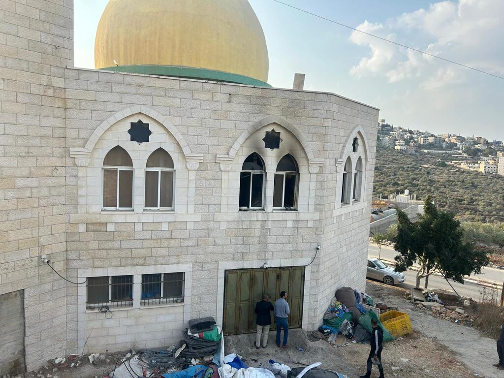 حريق مسجد في ديرستيا (وفق البند 27 أ لقانون حقوق النشر 2007) حريق مسجد في ديرستيا