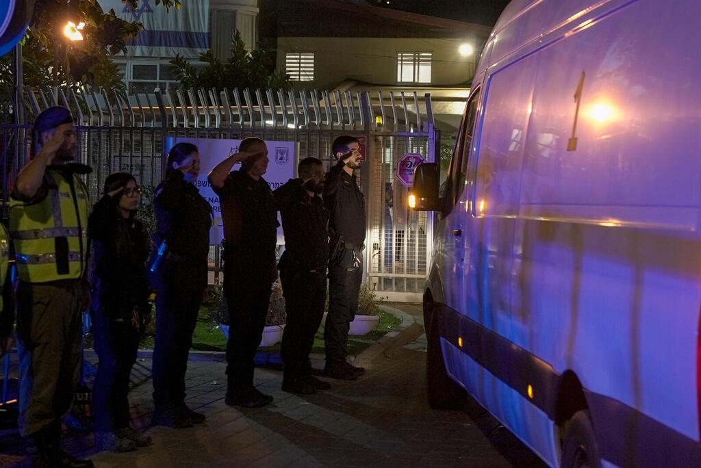 وصول تابوت أحد المختطفين القتلى الى أبو كبير (شرطة إسرائيل) وصول تابوت أحد المختطفين القتلى الى أبو كبير