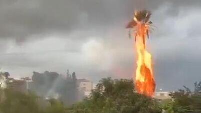 احتراق شجرة وانفجارات ناجمة عن تماس كهربائي بسب البرق