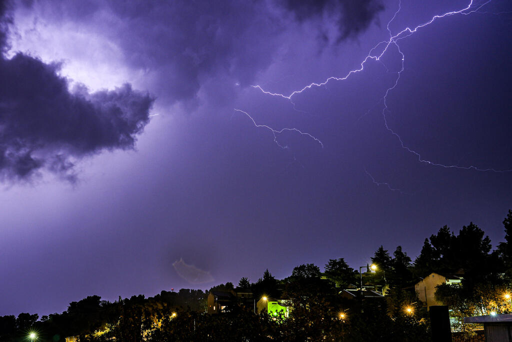 حالة الطقس: برق ورعد مع دخول منخفض جوي البلاد