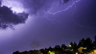 حالة الطقس: برق ورعد مع دخول منخفض جوي البلاد