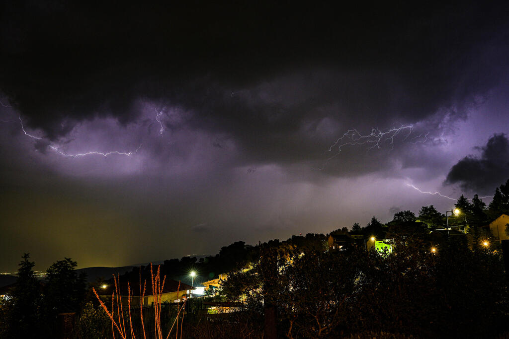 حالة الطقس: برق ورعد مع دخول منخفض جوي البلاد