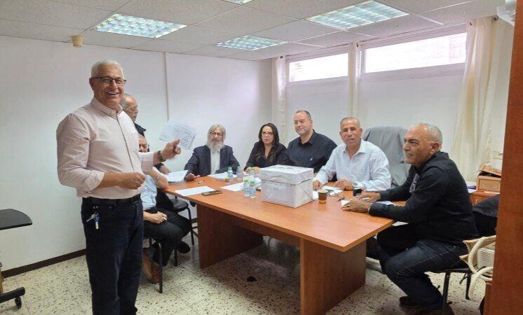 رئيس اللجنة القطرية مازن غنايم يصوّت ويشارك في انتخابات لجنة المتابعة