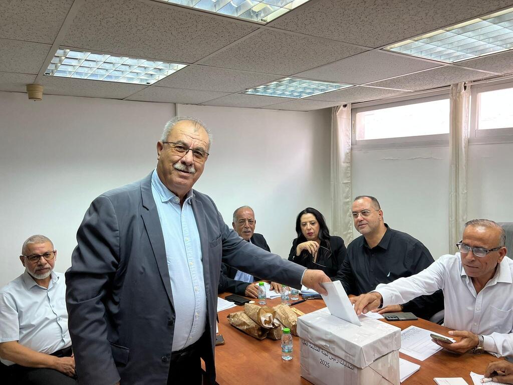 رئيس المتابعة محمد بركة يدلي بصوته