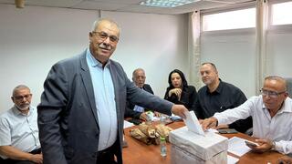 رئيس المتابعة محمد بركة يدلي بصوته