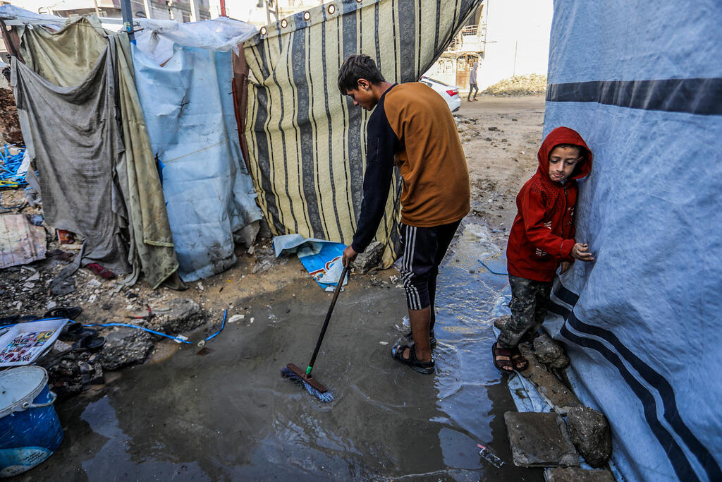 غرق خيام النازحين في غزة جراء الأمطار