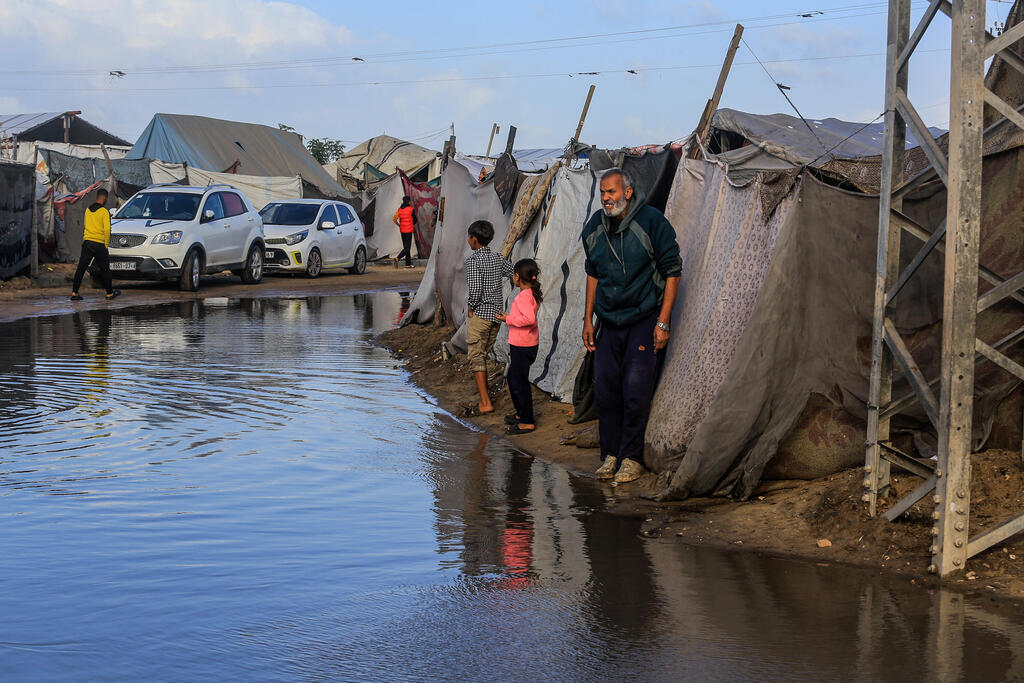 غرق خيام النازحين في غزة جراء الأمطار