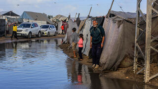 غرق خيام النازحين في غزة جراء الأمطار