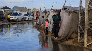 غرق خيام النازحين في غزة جراء الأمطار