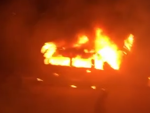 عشرات المستوطنين يحرقون مركبات فلسطينية في قرية جعبة جنوب غرب بيت لحم