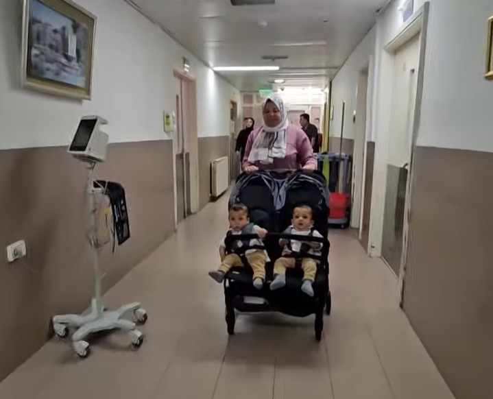 السيدة حنان أبو شلدان وأطفالها التوأم (تصوير شاشة) السيدة حنان أبو شلدان وأطفالها التوأم