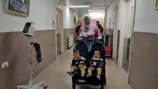 السيدة حنان أبو شلدان وأطفالها التوأم