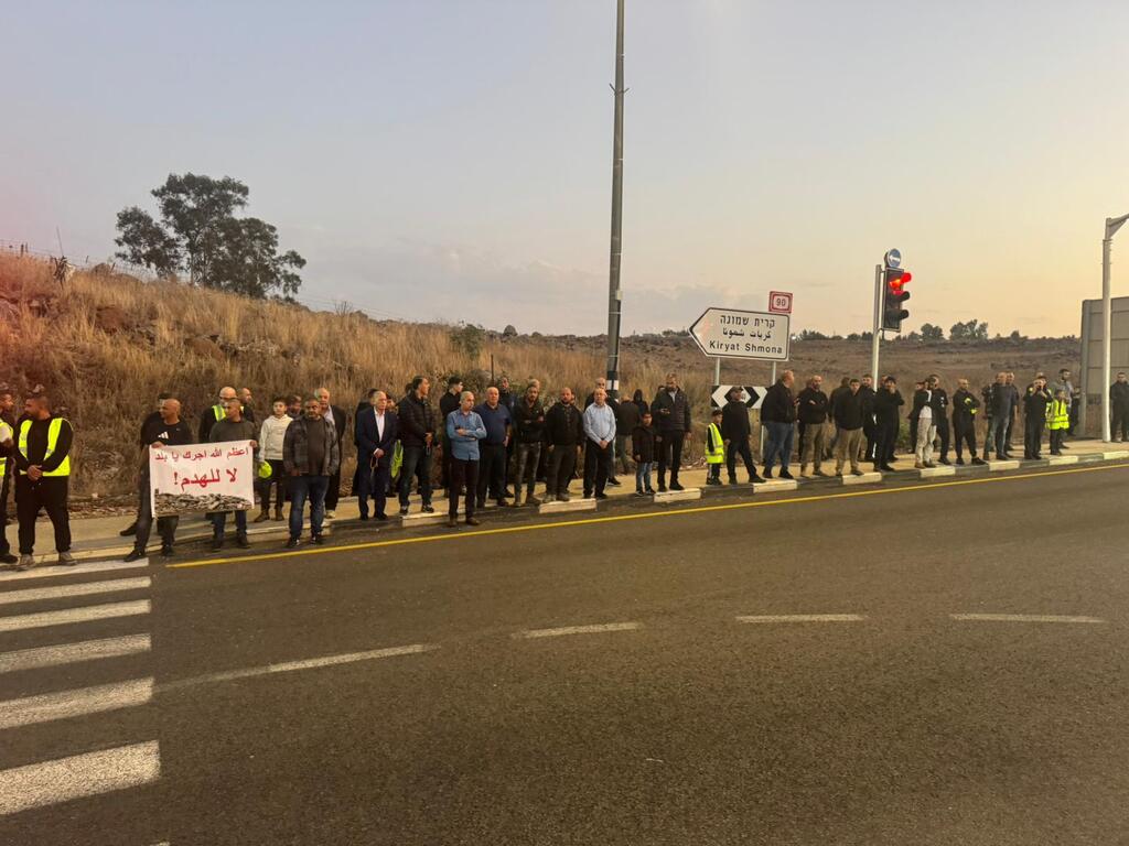 أهالي طوبا الزنغرية يغلقون مفترق روش بينا احتجاجًا على ساسة الهدم