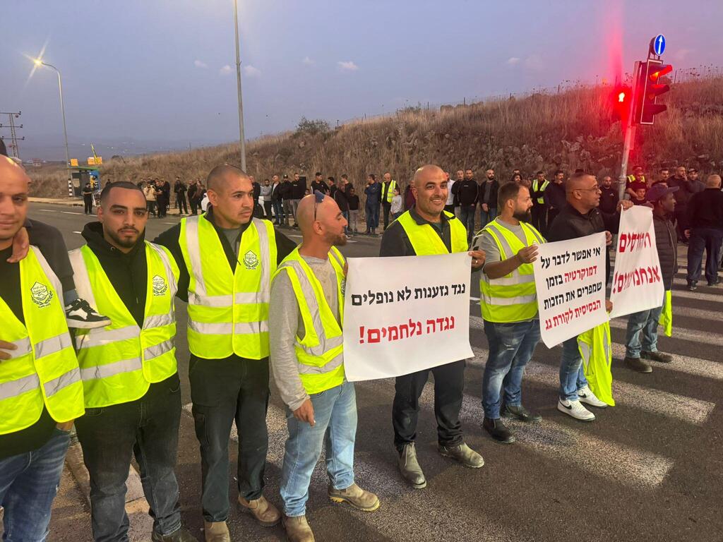 أهالي طوبا الزنغرية يغلقون مفترق روش بينا احتجاجًا على ساسة الهدم