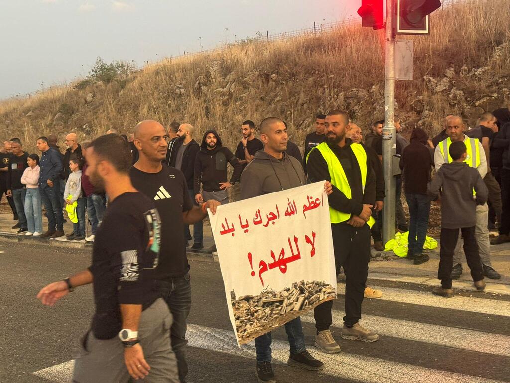 أهالي طوبا الزنغرية يغلقون مفترق روش بينا احتجاجًا على ساسة الهدم