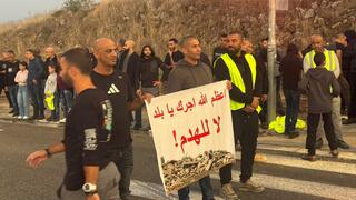 أهالي طوبا الزنغرية يغلقون مفترق روش بينا احتجاجًا على ساسة الهدم