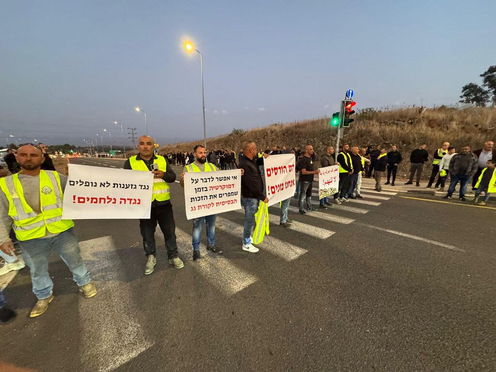 أهالي طوبا الزنغرية يغلقون مفترق روش بينا احتجاجًا على ساسة الهدم