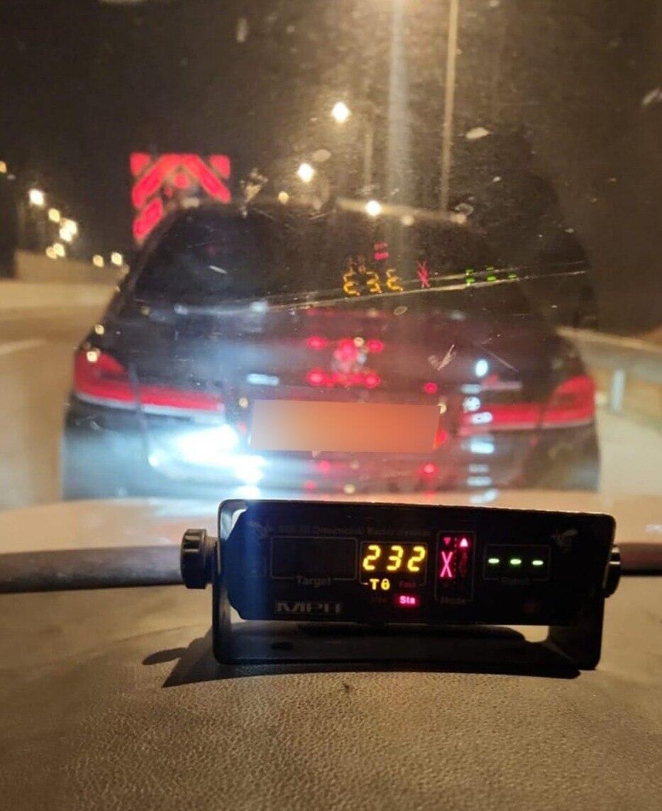 قاد بسرعة جنونية بلغت 232 كم/س: الشرطة توقف سائقًا من حورة في النقب