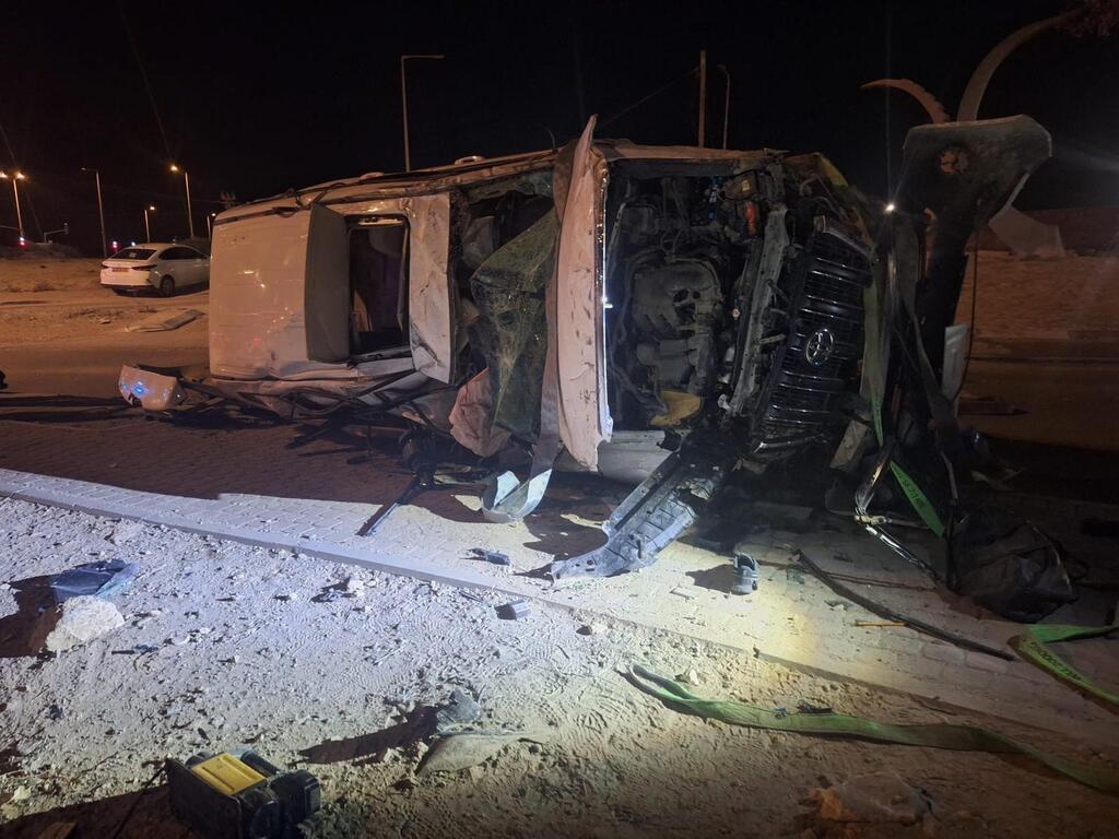 انقلاب سيارة قرب ديمونا