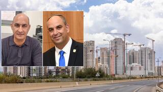 من اليمين: رئيس بلدية اللد يائير رفيفو، عبد الكريم زبارقة عضو البلدية