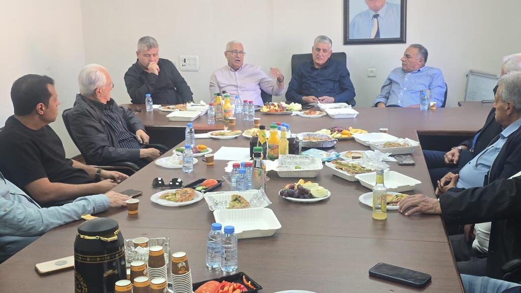 اللجنة السُباعية لرؤساء السلطات المحلية تلتقي في مجلس الرينة الهيئة الشعبية لبحث تشكيل اقامة قائمة مشتركة (وفق البند 27 أ لقانون حقوق النشر 2007) اللجنة السُباعية لرؤساء السلطات المحلية تلتقي في مجلس الرينة الهيئة الشعبية لبحث تشكيل اقامة قائمة مشتركة