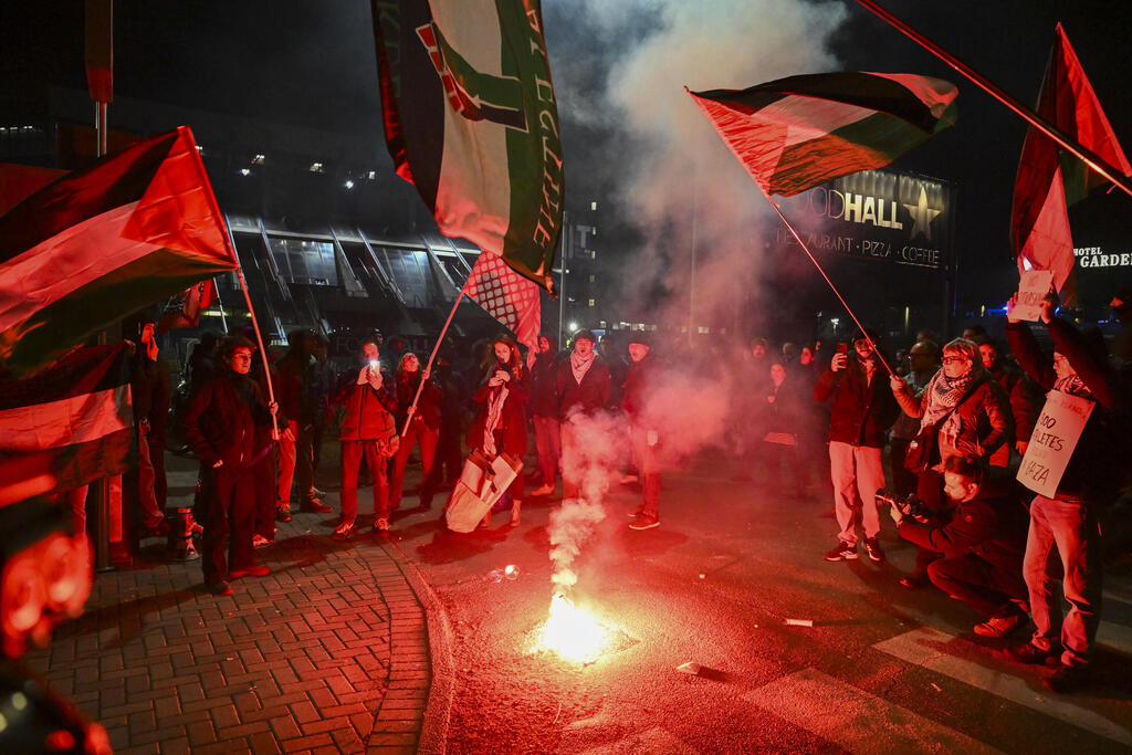 احتجاجات مؤيدة لفلسطين تُربك أجواء مباراة هبوعيل تل أبيب في إيطاليا (فلاش 90) احتجاجات مؤيدة لفلسطين تُربك أجواء مباراة هبوعيل تل أبيب في إيطاليا