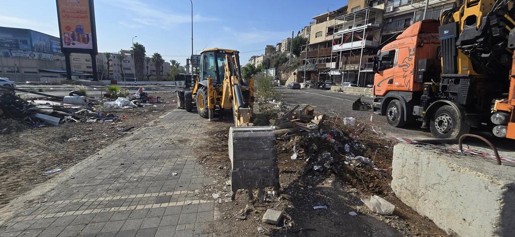 بلدية الناصرة تستكمل تنظيف وتجميل المدخل الرئيسي للمدينة