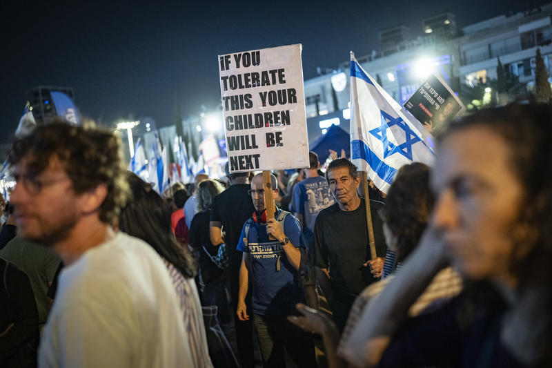 عشرات الآلاف يتظاهرون في تل أبيب