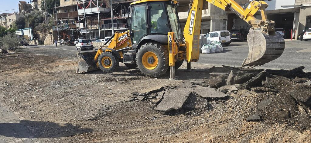 بلدية الناصرة تستكمل تنظيف وتجميل المدخل الرئيسي للمدينة