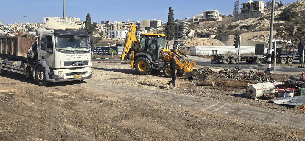 بلدية الناصرة تستكمل تنظيف وتجميل المدخل الرئيسي للمدينة