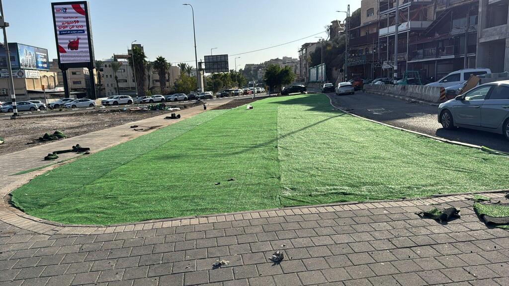 بلدية الناصرة تستكمل تنظيف وتجميل المدخل الرئيسي للمدينة