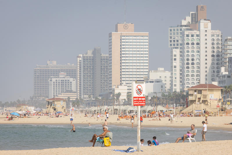 شواطئ تل أبيب تعج بالمستجمين في نوفمبر (FLASH90) شواطئ تل أبيب تعج بالمستجمين في نوفمبر