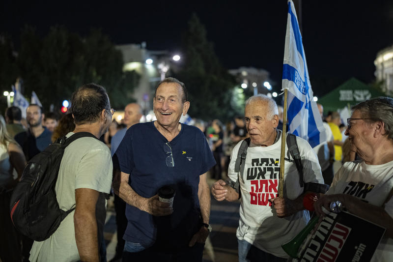 عشرات الآلاف يتظاهرون في تل أبيب