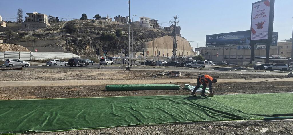 بلدية الناصرة تستكمل تنظيف وتجميل المدخل الرئيسي للمدينة