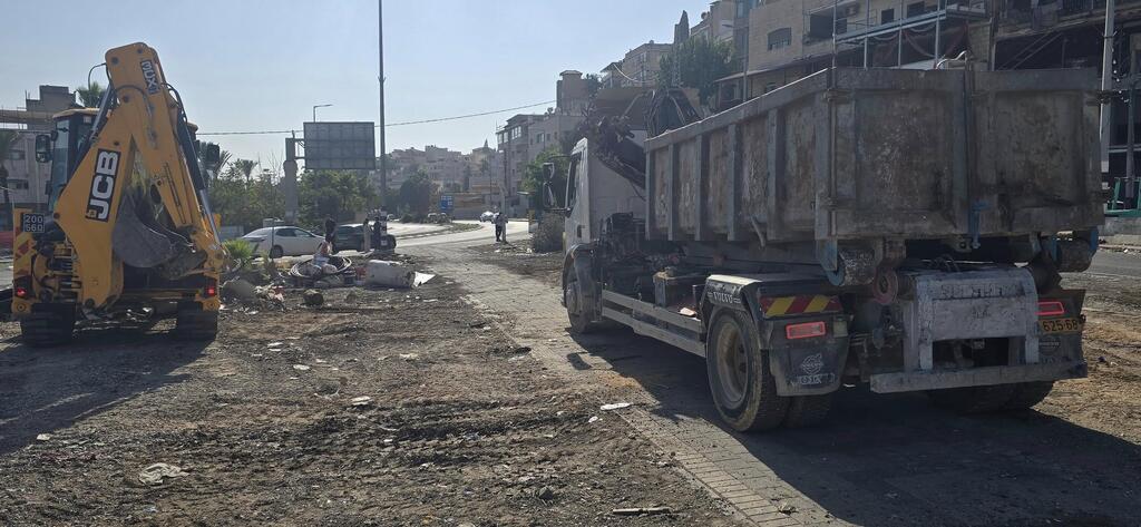 بلدية الناصرة تستكمل تنظيف وتجميل المدخل الرئيسي للمدينة