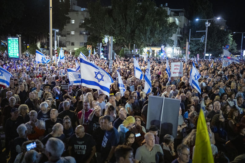 عشرات الآلاف يتظاهرون في تل أبيب