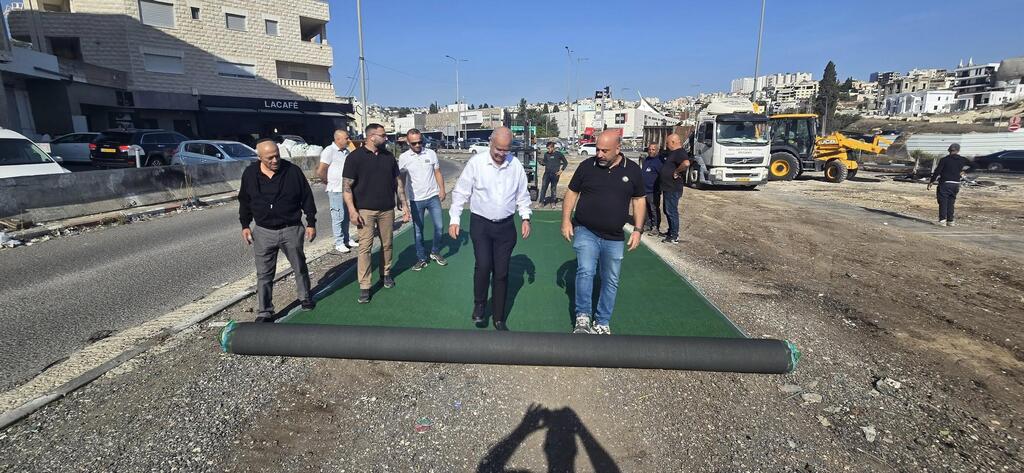 بلدية الناصرة تستكمل تنظيف وتجميل المدخل الرئيسي للمدينة