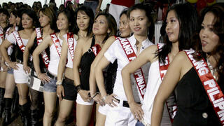 نساء فلبينيات يستعددن لمسابقة جمال