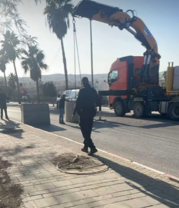 غضب الأهالي في بلدة اللقية بالنقب بعد إغلاق الشرطة للمدخل الرئيسي للقرية بالمكعبات الاسمنتية بذريعة محاربة السلاح غير المرخص